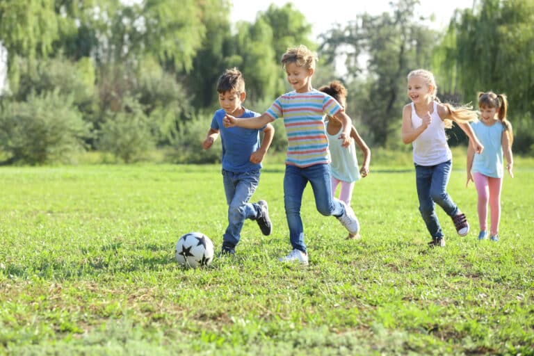 Kinder beim Fussball spielen
