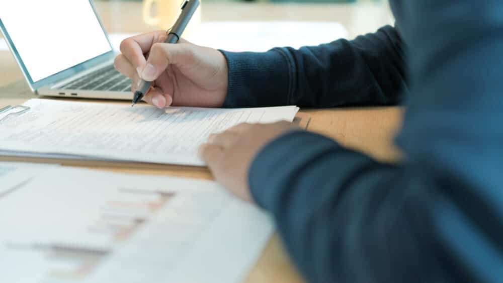 Person arbeitet am Schreibtisch